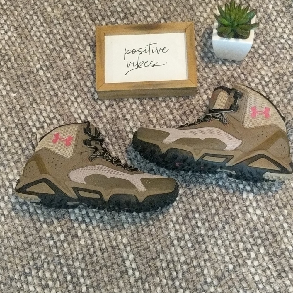 NWOT Under Armour Glen Rock Mid hiking boots sz.7
